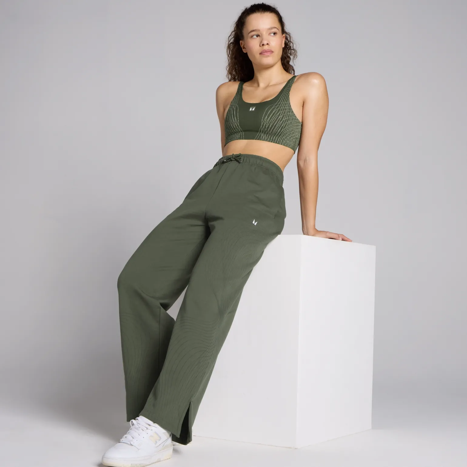 Femme MYPROTEIN Jogging coupe droite à imprimé graphique MP Tempo pour femmes – Olive foncé
